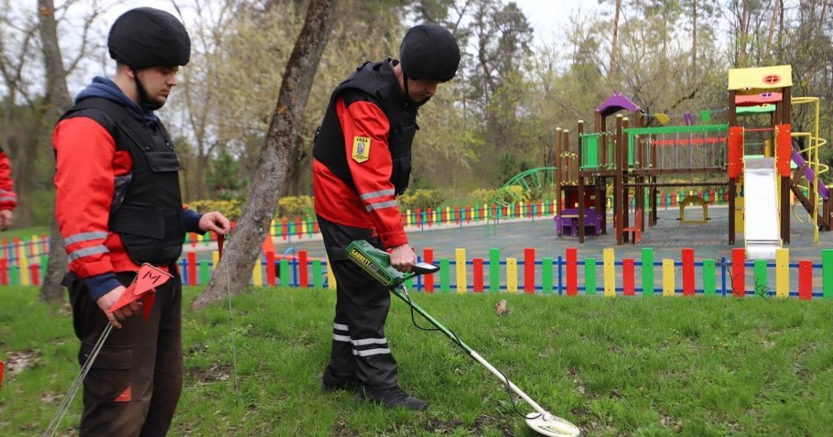Піротехніки продовжують розміновувати території у Пущі-Водиці (фото)