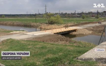 Возле Гостомеля на трассе Киев-Ковель открыли временный мост через реку Ирпень