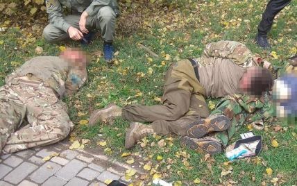 В центре Одессы пьяные молодчики в военной форме угрожали прохожим оружием и устроили драку