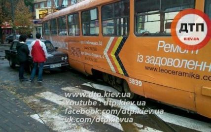 В столице трамвай сошел с рельсов и повредил авто