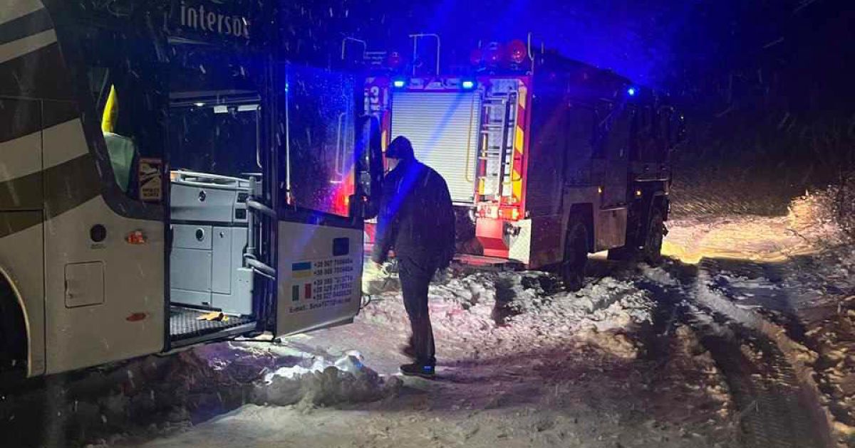 Автобус у сніговій пастці на Львівщині