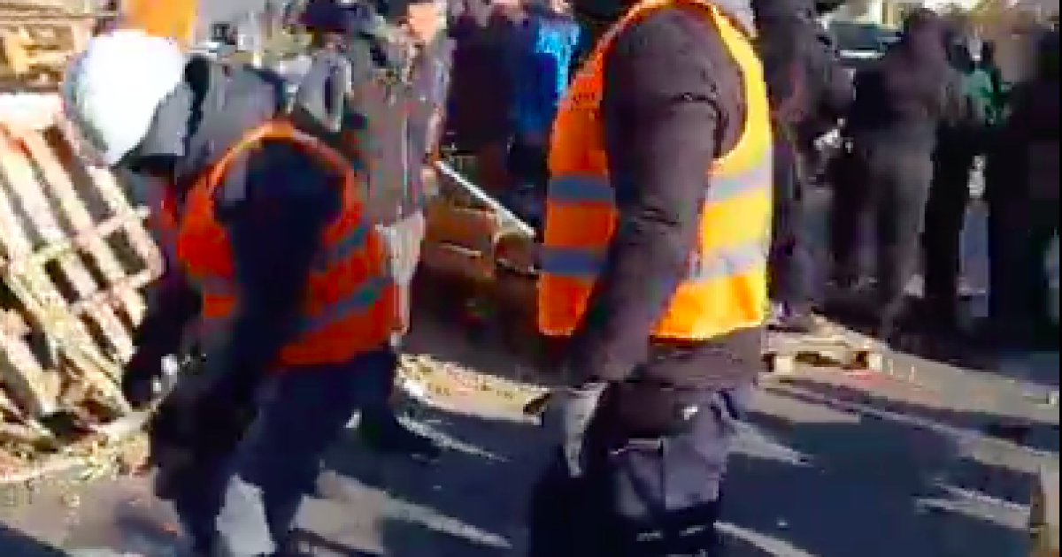 У Києві на Микільській Слобідці поліціянти відтіснили людей, щоб проїхала техніка забудовників