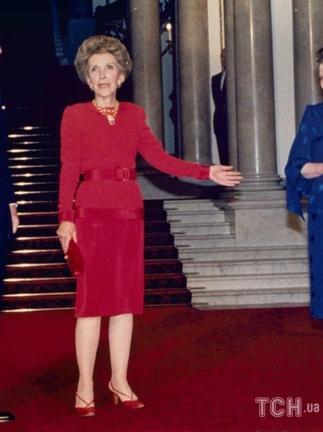 Королева Єлизавета II разом з президентом США Рональдом Рейганом і першої леді Ненсі Рейган в Букінгемському палаці в Лондоні 2 червня 1988 року. / © Associated Press