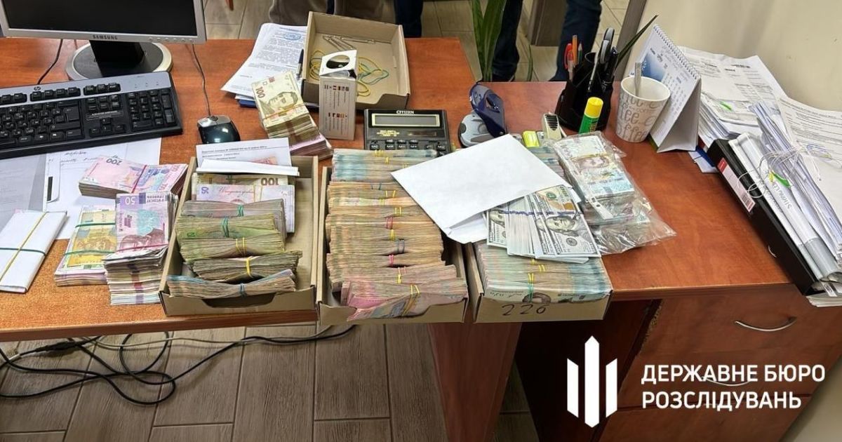 Під час обшуків знайшли лише готівкою майже 6 мільйонів доларів США в різних валютах