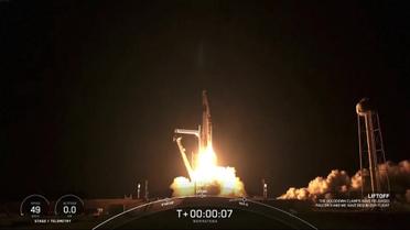 Астронавты-туристы впервые вышли в открытый космос