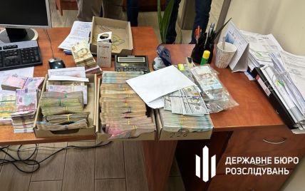 Обшуки у голови Хмельницької МСЕК: пачки грошей були навіть поряд з туалетним папером