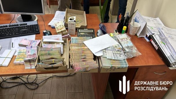 Під час обшуків знайшли лише готівкою майже 6 мільйонів доларів США у різних валютах / © Державне бюро розслідувань