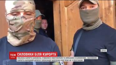 Неизвестные в камуфляже, масках и с оружием перекрывают дороги вокруг Буковеля