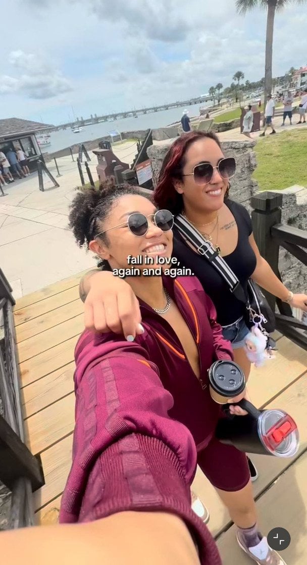 Донька Двейна Джонсона зі своєю коханою