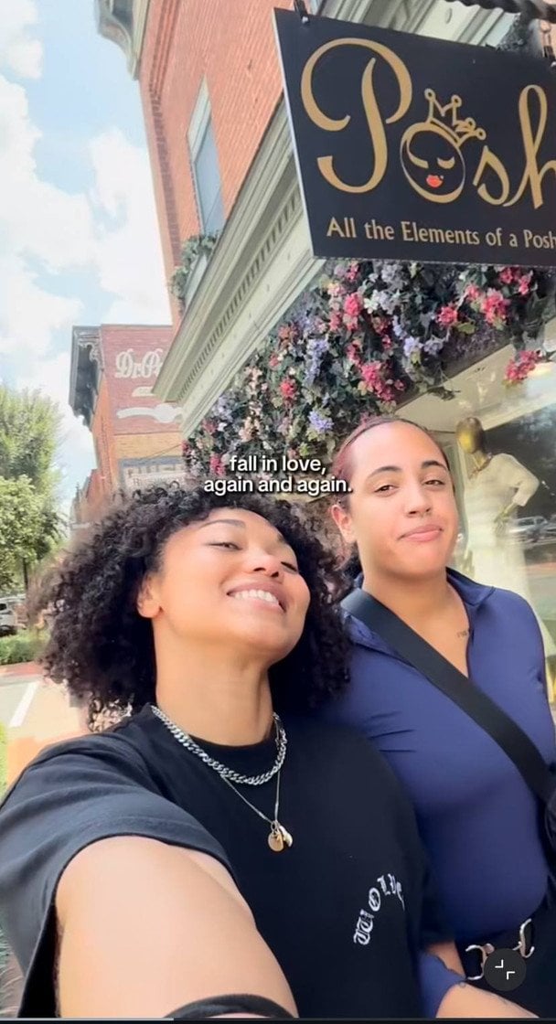 Донька Двейна Джонсона зі своєю коханою