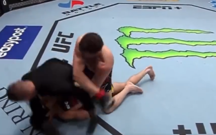 Курйоз на турнірі UFC: американський боєць потужним ударом відправив суддю в нокдаун (відео)
