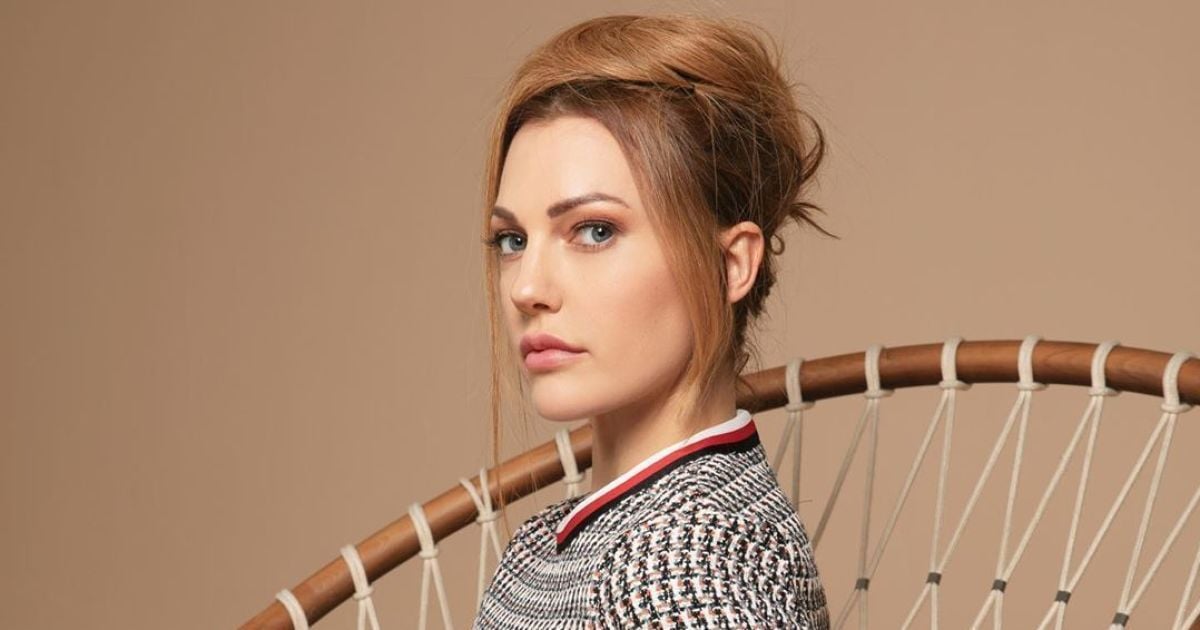 В одной рубашке: Мерьем Узерли поделилась кадрами из новой фотосессии