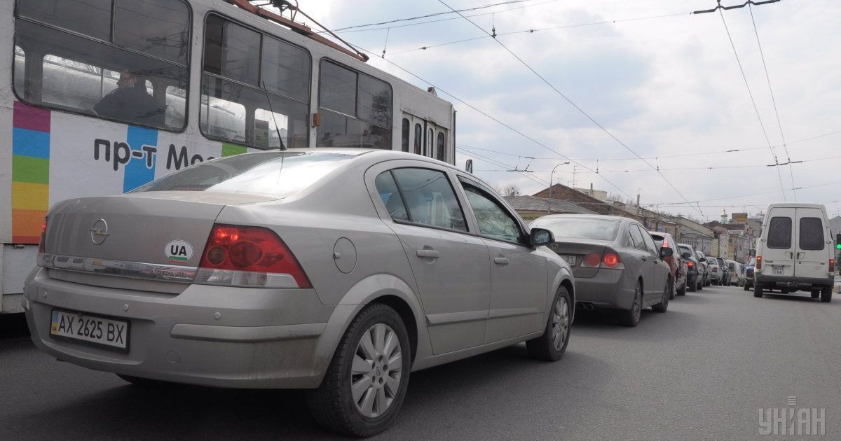 У Києві невідомий обстріляв іномарку у заторі: водій отримав поранення