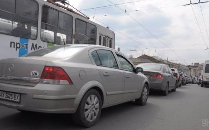 В Киеве неизвестный обстрелял иномарку в пробке: водитель получил ранения