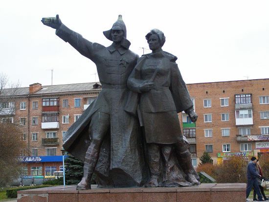 У Коростені демонтували пам’ятник "комсомольцям" (відео)