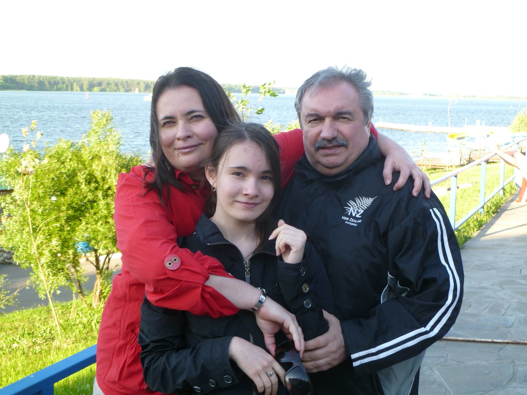 Сергій Дяченко з дружиною Мариною та донькою Настею / © 