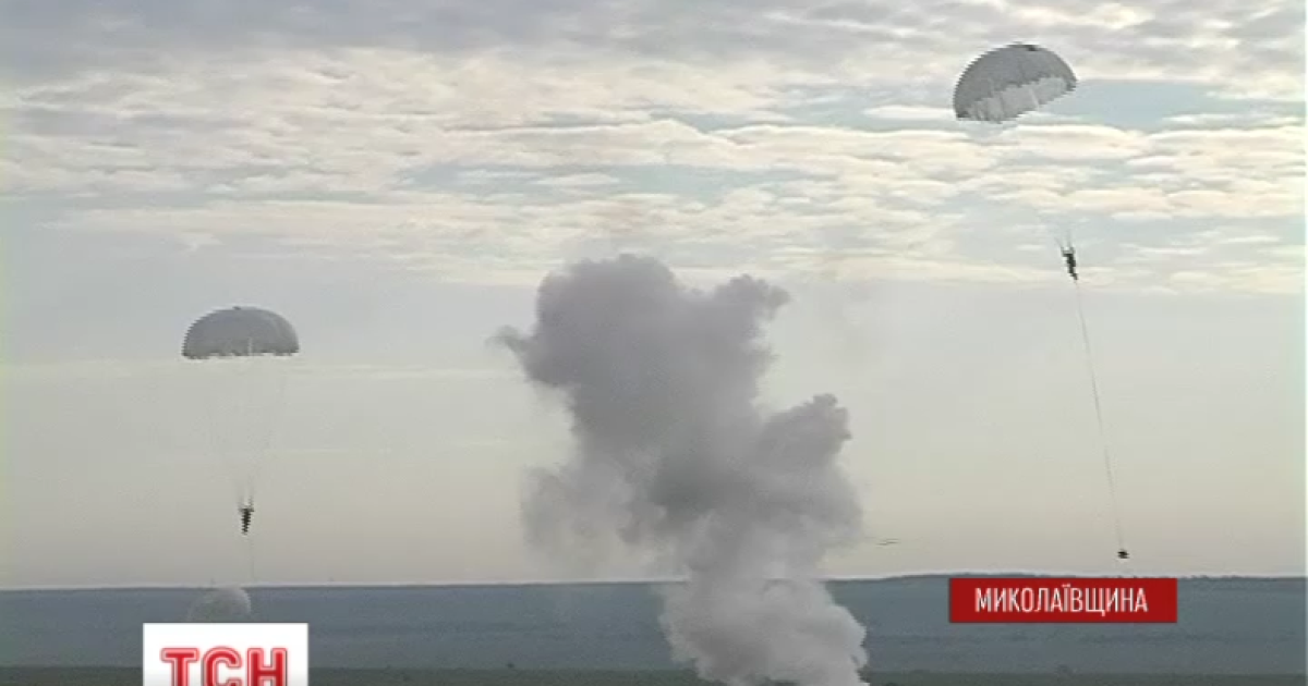 У небі над Миколаєвом десантувалася рекордна в історії України кількість військових