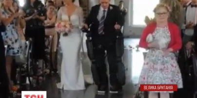 Паралізований чоловік встав на ноги на весіллі своєї доньки