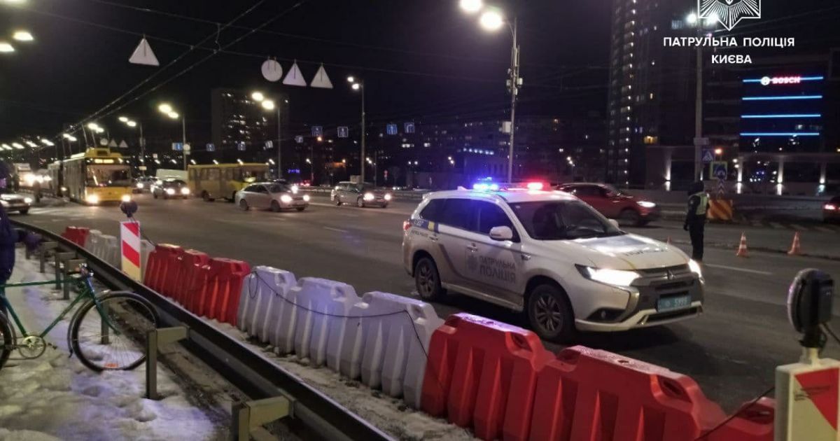 В Киеве перекрывали мост Патона в обе стороны: что произошло