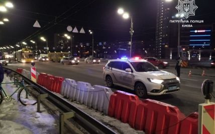 У Києві перекривали міст Патона в обидва боки: що сталося