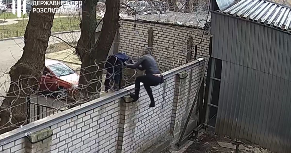 В ГБР показали видео, как Чорновол перелезает через забор с колючей проволокой, чтобы сорвать заседание