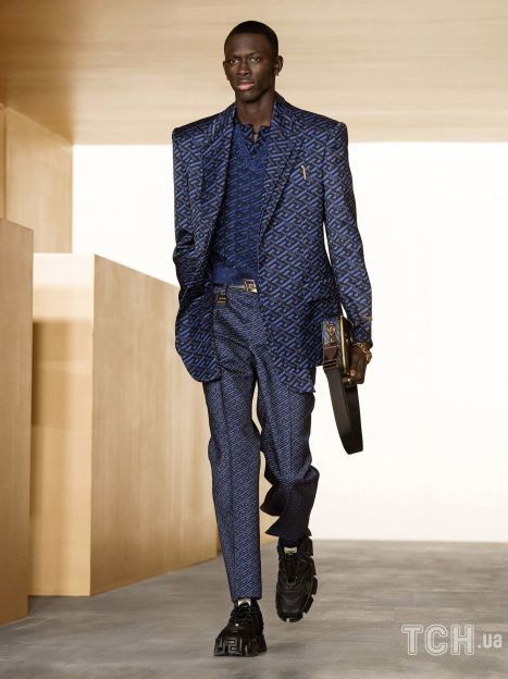 Коллекция Versace прет-а-порте сезона осень-зима 2021-2022 / © East News
