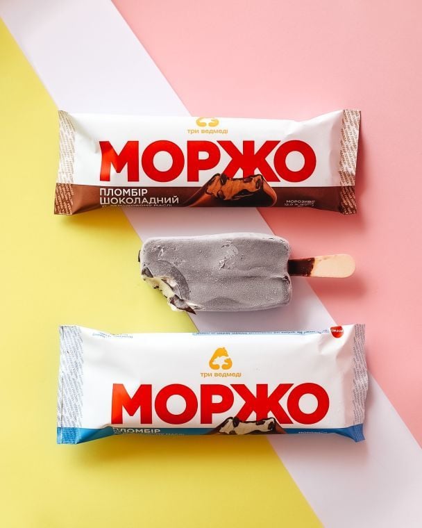 Мороженое пломбир и шоколадный пломбир МОРЖО глазированное на палочке.