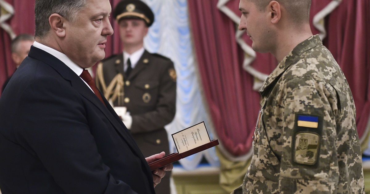 Петро Порошенко привітав військових з Днем Захисника _10 / © Сайт президента України