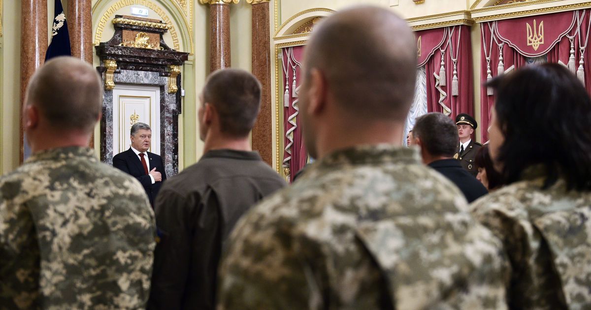 Петро Порошенко привітав військових з Днем Захисника _3 / © Сайт президента України