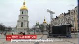 Из-за непогоды в столицу уже вторые сутки не может доехать главная елка Украины