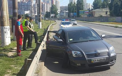 В Киеве из-за адской жары мужчина умер прямо за рулем машины
