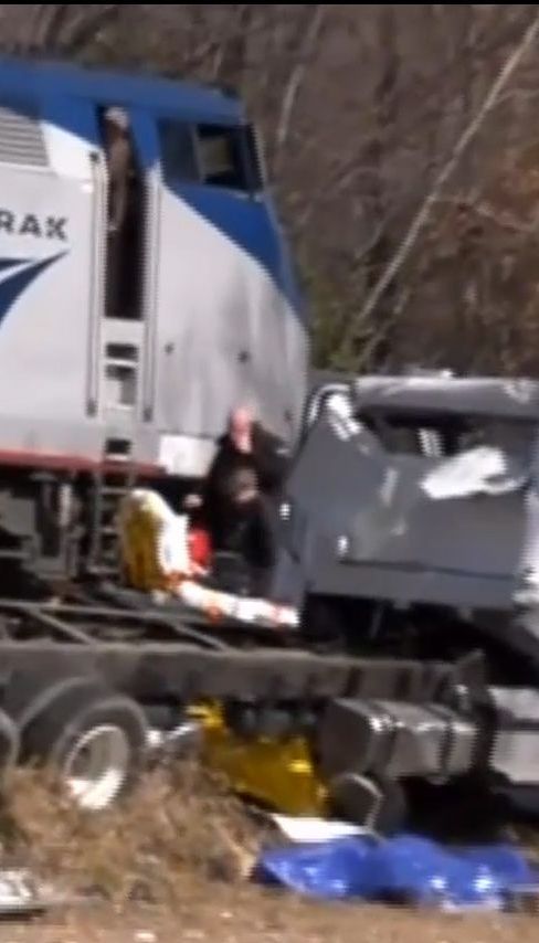 В США поезд с конгрессменами столкнулся с мусоровозом