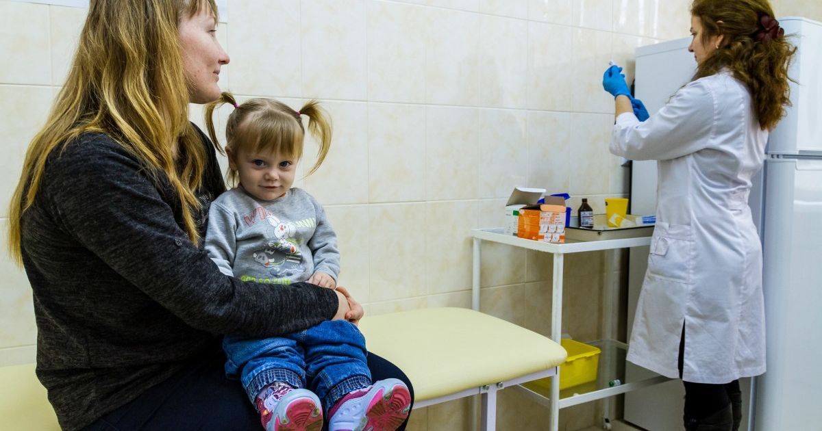 Інфекціоністка пояснила, чи безпечно вакцинувати дітей з симптоми коронавірусу