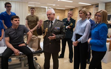 Дружина Зеленського відвідала поранених українських військових у брюссельському шпиталі