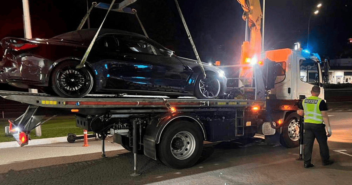 Черный BMW забирает эвакуатор