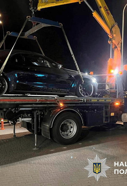 Черный BMW забирает эвакуатор