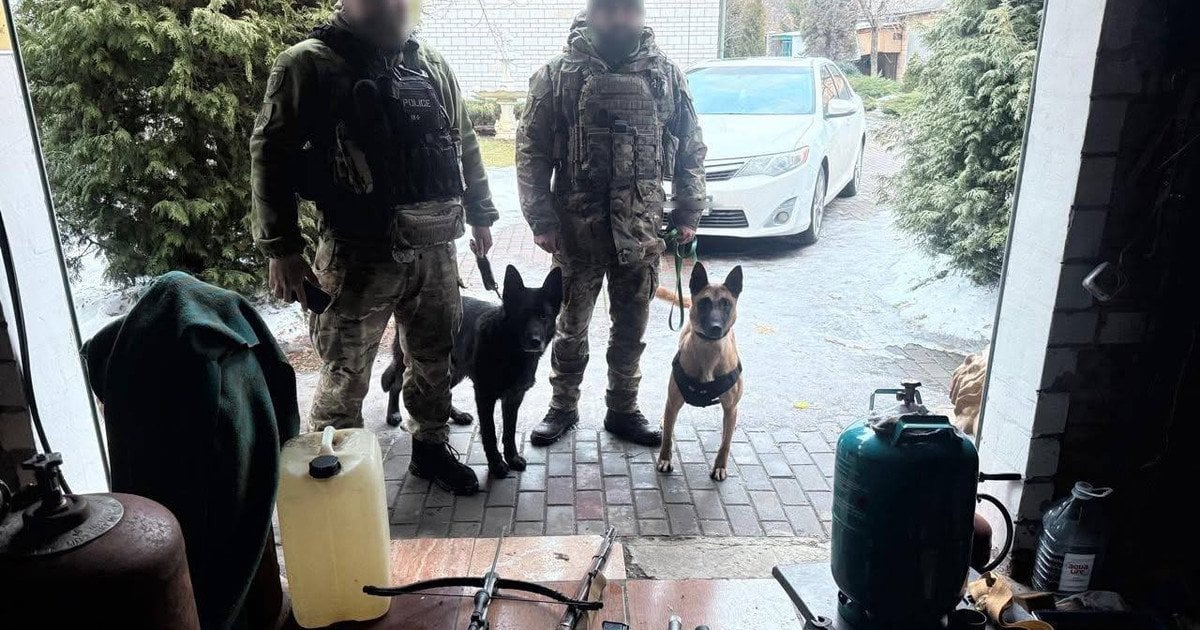 СБУ та поліція затримали 8 осіб, які торгували зброєю з фронту у Київській, Донецькій, Дніпропетровській та Хмельницькій областях.