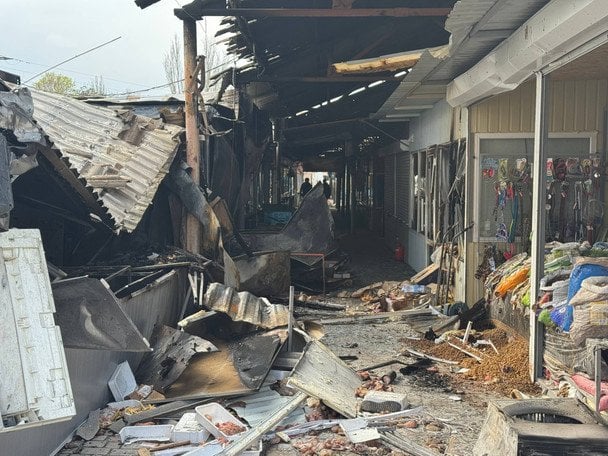 Последствия удара по рынку в Никополе / © Суспільне