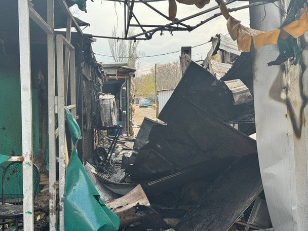 Последствия удара по рынку в Никополе / © Суспільне