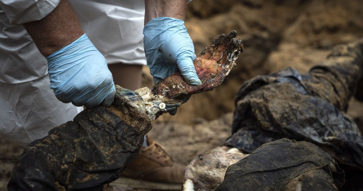 Відсутні кінцівки, геніталії і мотузки на шиї: скількох людей і якої статі ексгумували на кладовищі в Ізюмі