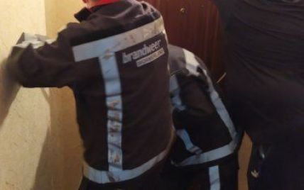 У Київській області однорічна дитина замкнулась у квартирі із включеною газовою плитою