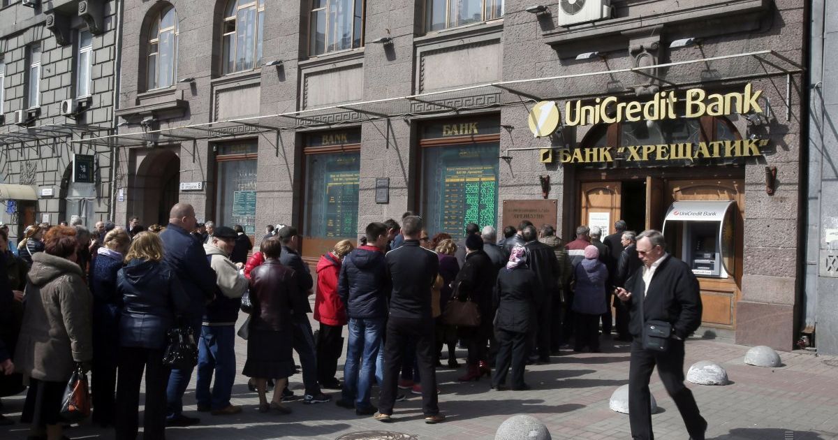 Очередь к банку "Крещатик" 5 апреля в Киеве