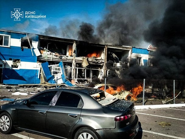 Кривава атака на завод у Київській області: кількість загиблих зросла, під завалами можуть бути люди (фото)