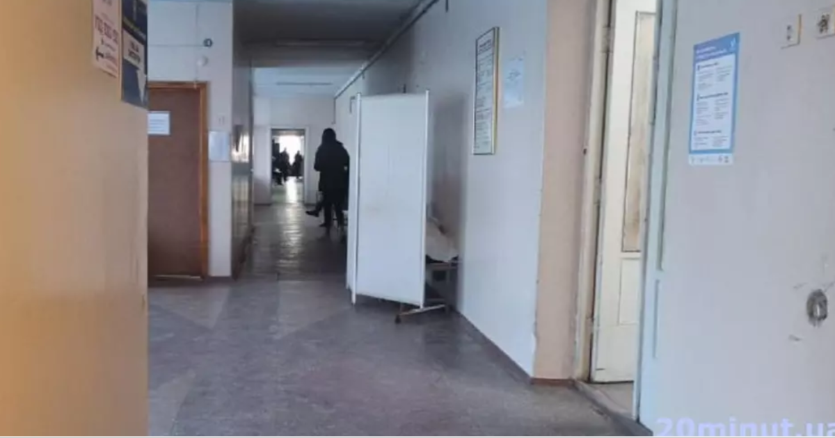 Тело оставили в коридоре и ходили мимо: в Тернополе в поликлинике умер мужчина, который хотел попасть к врачу