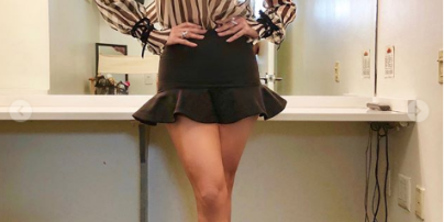 В прозрачной блузке и кокетливой мини-юбке: Дженнифер Лопес показала стройные ноги
