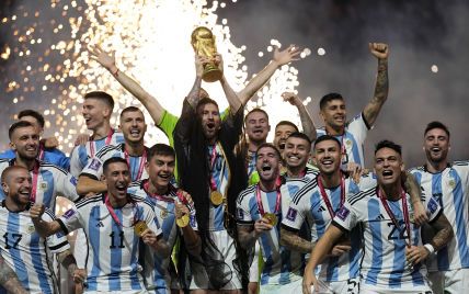 Легендарный момент: как Месси поднял над головой Кубок мира – фото с церемонии награждения