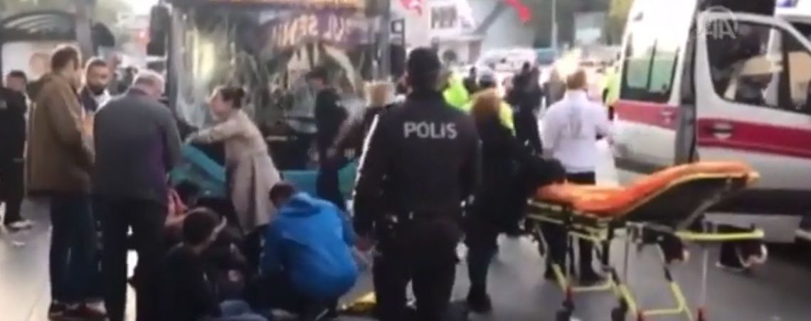 У Стамбулі водій автобуса протаранив зупинку, а потім напав на постраждалих із ножем