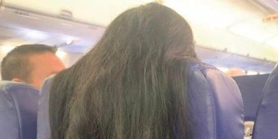 Свисало со спинки сиденья: пассажир самолета заснял чрезвычайно длинные волосы женщины (фото)