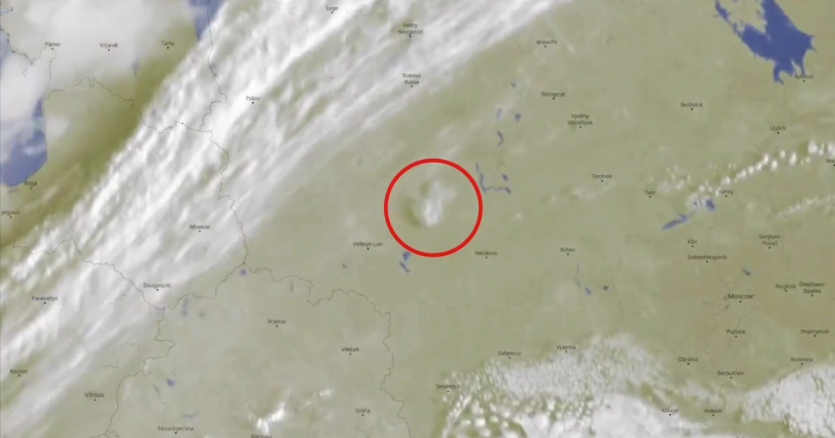 Зафіксований з космосу стовп диму після вибуху ракетного арсеналу у Торопці / Скриншот