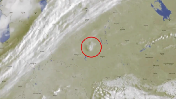 Зафиксированный из космоса столб дыма после взрыва ракетного арсенала в Торопце/Скриншот